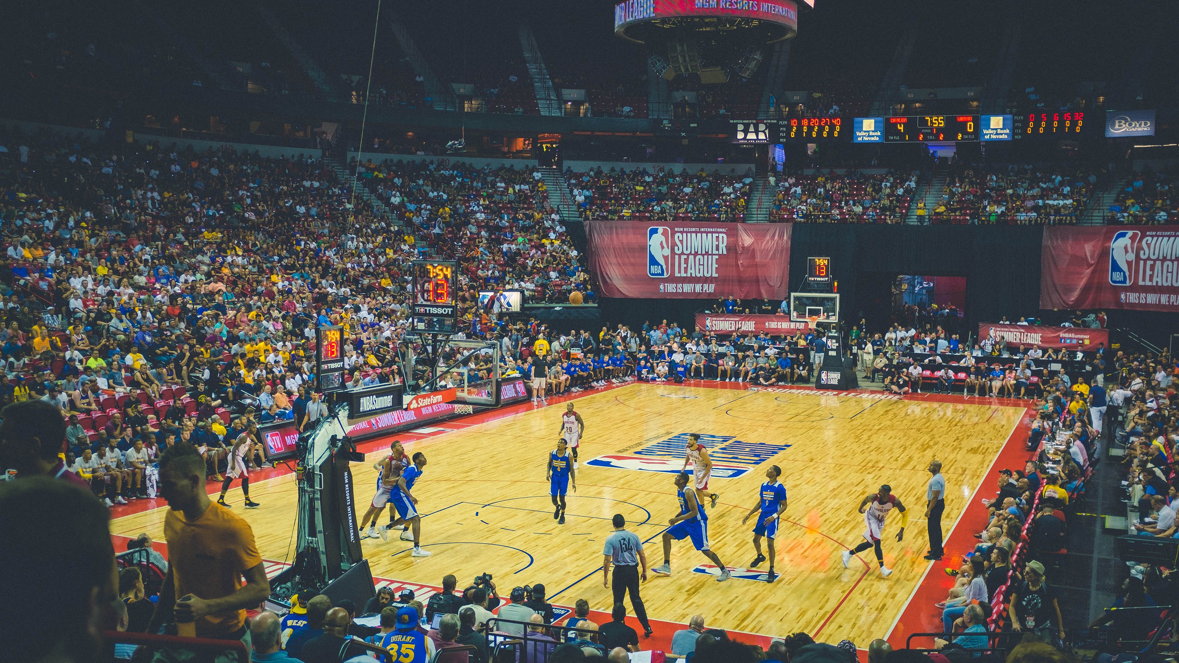 切尔西观众热烈欢呼!,库里迎来七赛季出色发挥比赛高潮迭起